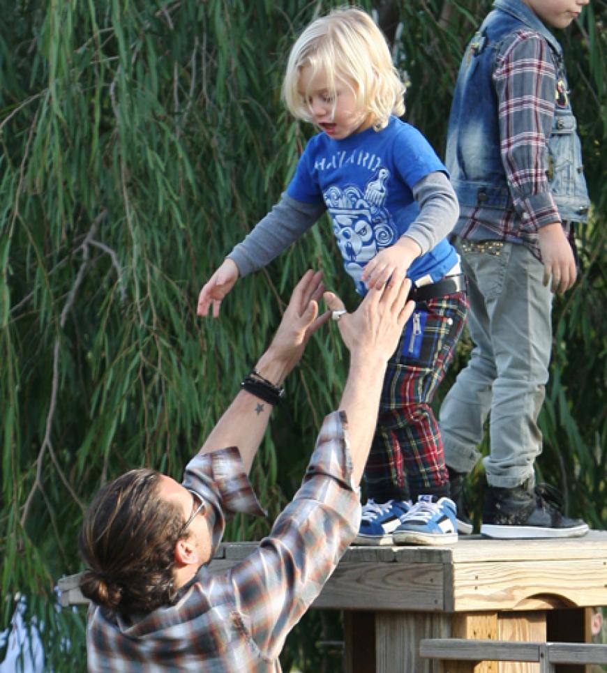 Auch Promis müssen mal entspannen! So wie Familie Stefani-Rossdale, die mit ihren beiden Söhnen Kingston und Zuma an Neujahr den Tag auf der Underwood Family Farm verbrachten. Knutsch-Potzenzial!