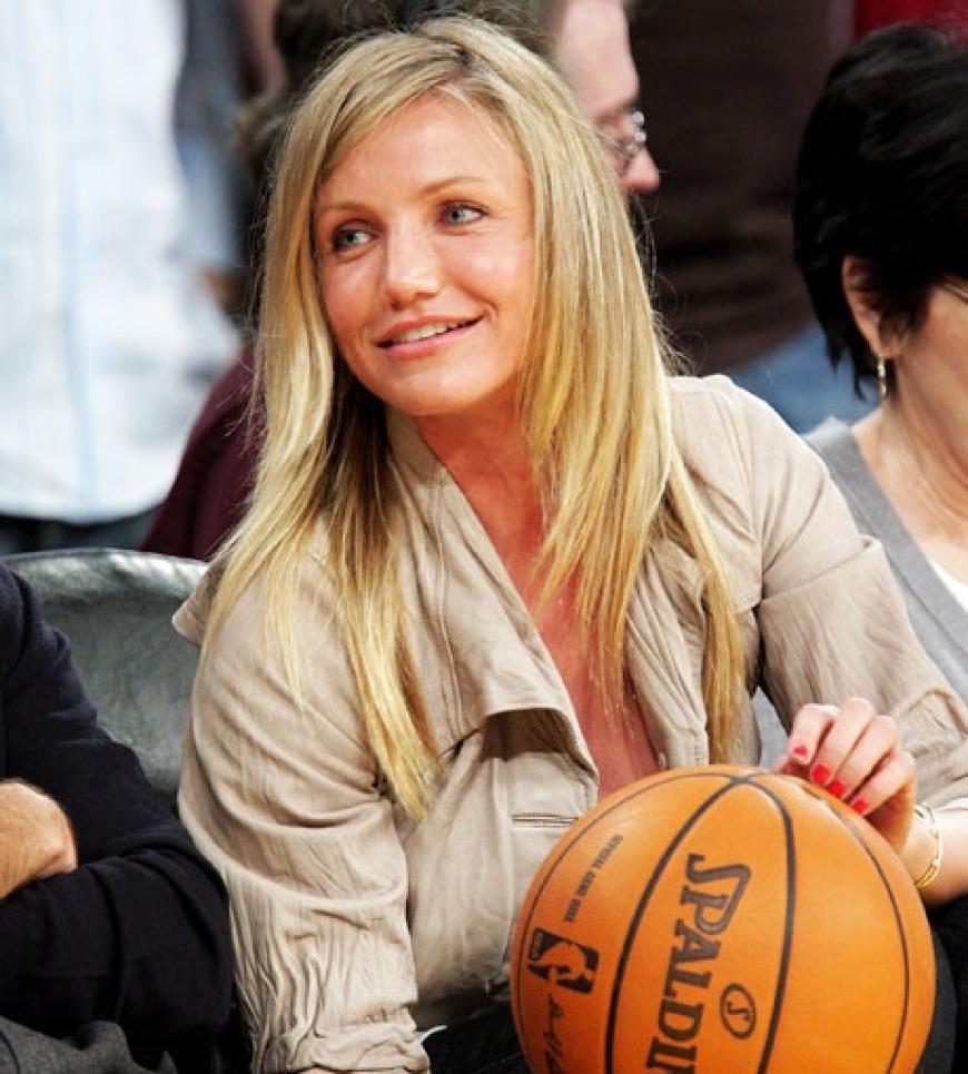 Hollywood-Beauty Cameron Diaz hat ihren eigenen Basketball mit dabei