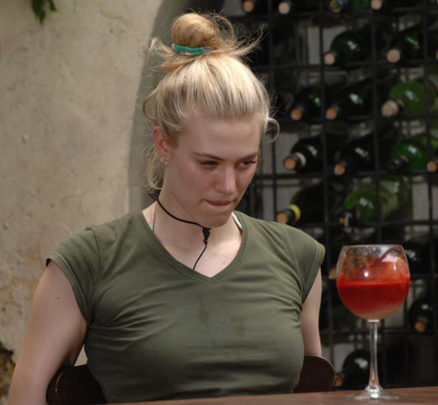 Die dritte Runde besteht aus 'Dom Periode' - pürierte Emu-Leber mit einer Note von Emu-Blut. Wieder setzt Melanie beherzt an und leert das Glas. Larissa läßt auch diese Runde aus