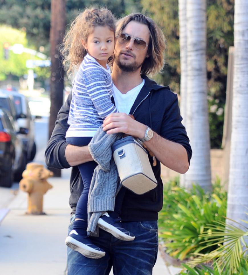 Trotzdem ist es auf Papis Arm am schönsten: Gabriel Aubry bringt die Kleine zur Schule - und das ganz cool auf dem Arm. Ein echtes Hollywood-Kind eben!