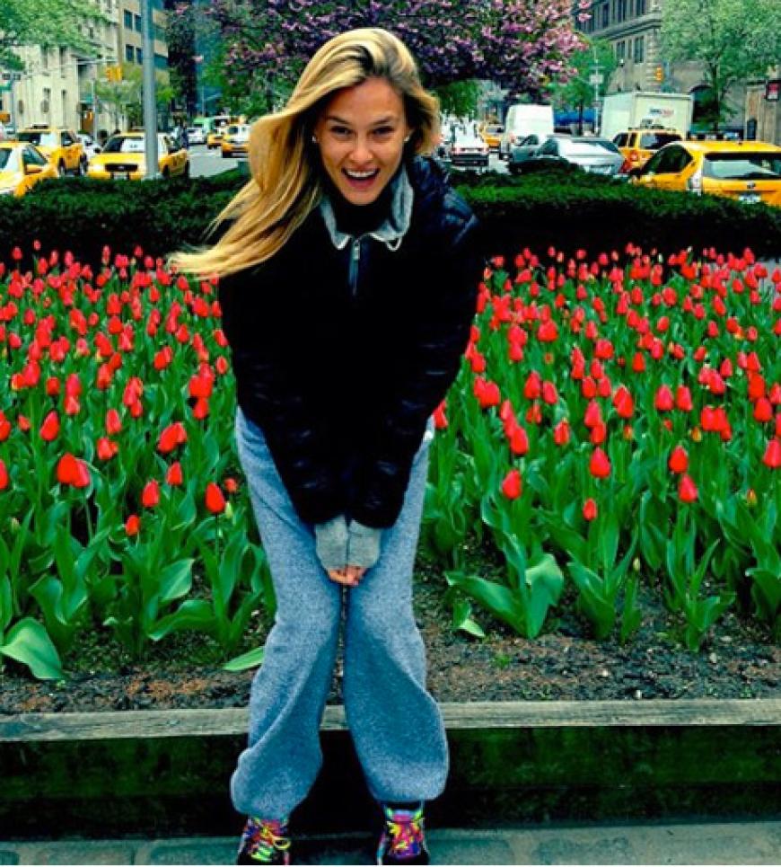 Flowerpower macht gute Laune! Model Bar Refaeli vor einem Beet roter Tulpen. Hübsch!