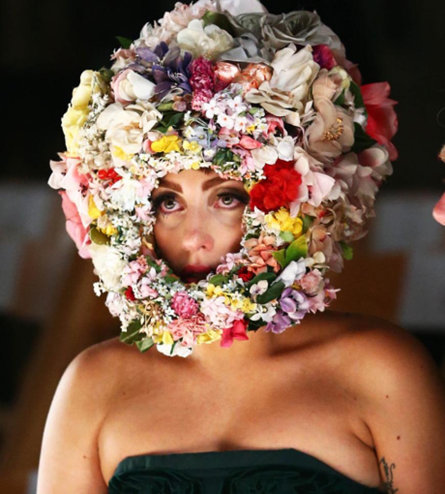Nach New York ist auch Modewochen-Zeit in London! Zur Fashion Week Spring/Summer 2013 erlebt die britische Metropole ein Stelldichein der Stars. Auch die schrille Pop-Diva Lady Gaga erschien mit einem skurrilen Blumen-