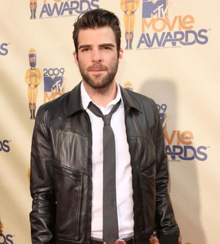 Mr. Spok macht auch im wahren Leben eine gute Figur:
Zachary Quinto