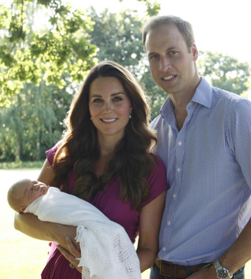 Das erste offizielle Familienfoto nach der Geburt: Kates fuchsia-farbenes Kleid sorgt natürlich wieder für Wirbel