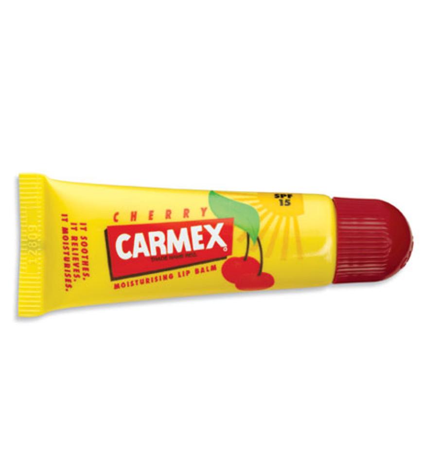 Kirschzarte Küsse garantiert!´ Carmex Cherry schmeckt nicht nur herrlich fruchtig, sondern sorgt auch für eine Extraportion Pflege und verleiht den Lippen einen zarten Glanz. Neu in Deutschland, ab 1,99 Euro´