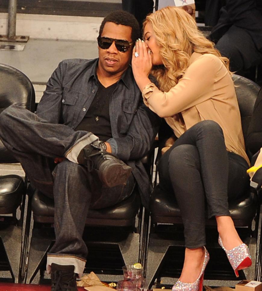 Was gibts denn dan zu flüstern? Musik-Mogul Jay-Z und seine frisch erblondete Ehefrau Beyonce Knowles sind schon lange große Basketball-Fans