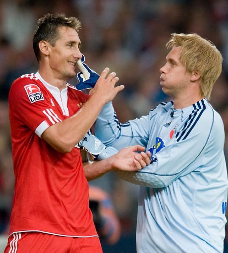 Oliver Pocher lockerte die Zuschauer mit mehreren Gags auf. Er verkleidete sich unter anderem als Oliver Kahn und Mark van Bommel