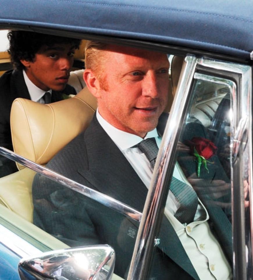 Boris Becker erreicht mit seinen Söhnen Noah und Elias die Bergkapelle Regina Pacis. Vater und Söhne tragen Partner-Look: Die Smokings sind von Modedesigner Ralph Lauren