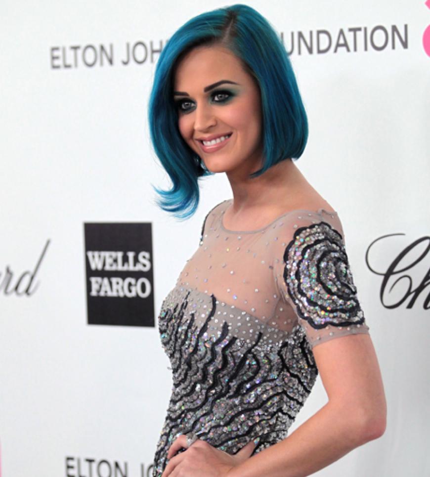 Passend zur aktuellen Haarfarbe wählte Popstar Katy Perry eine Robe von Blumarine. Cool!
