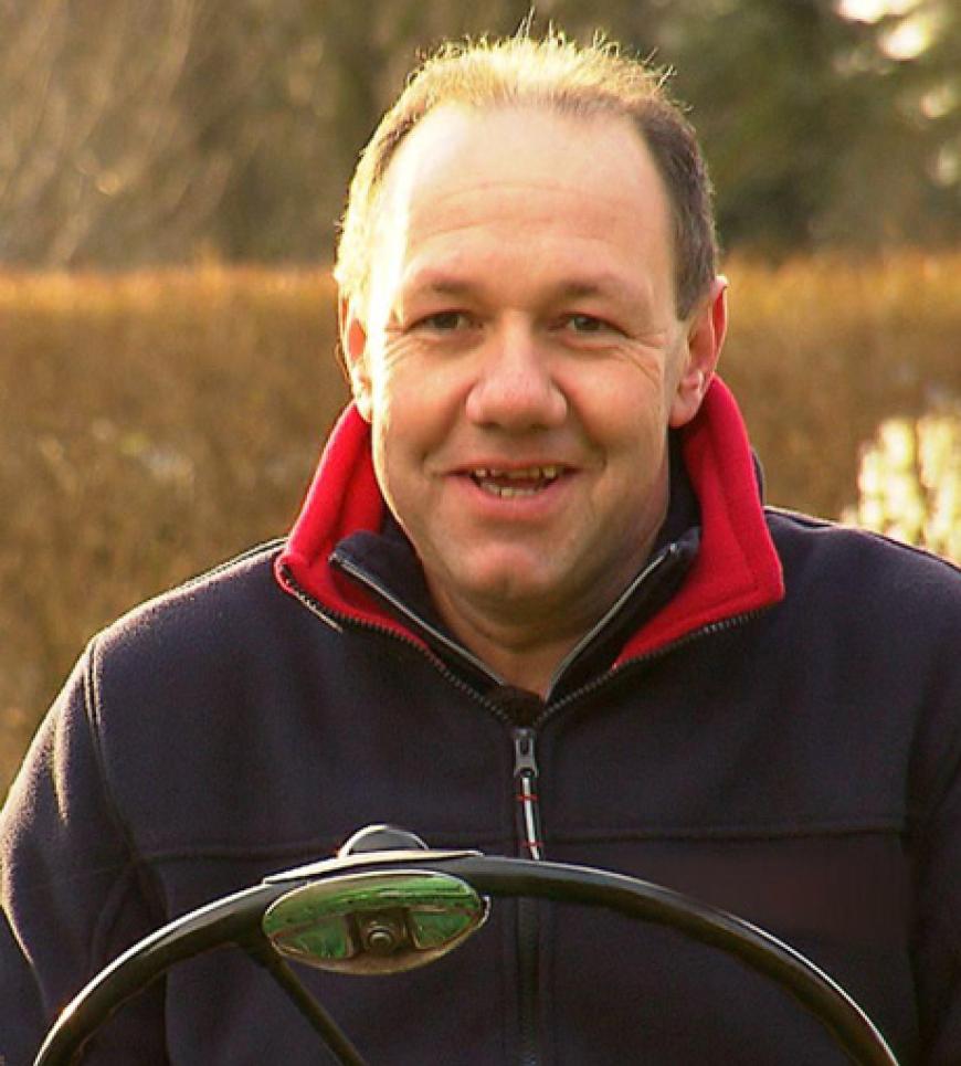 Campingplatzbetreiber Tobias teilt sich zur Zet das Bett mit Hündin Trixie, dies soll sich so schnell wie möglich ändern