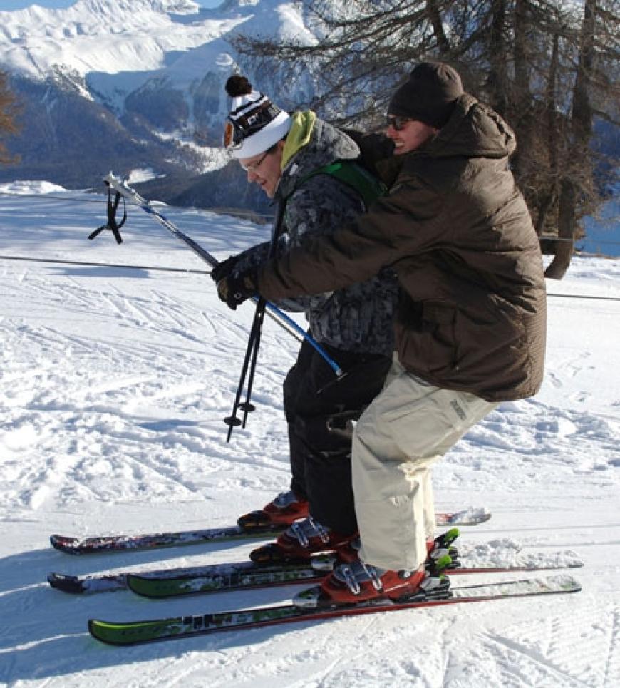 Elton und Stefan Raab im Doppelpack auf Skiern
