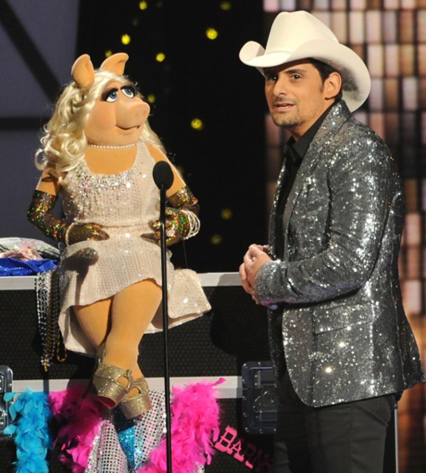 Miss Piggy moderierte gemeinsam mit Brad Paisley dem männlichen Sänger des Jahres