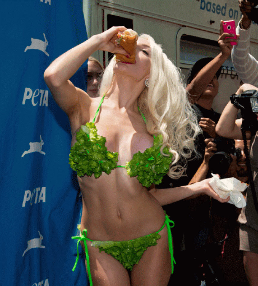 Für PETA aß sie beim Veggie-Hotdog-Event eine vegetarische Mahlzeit nach der anderen