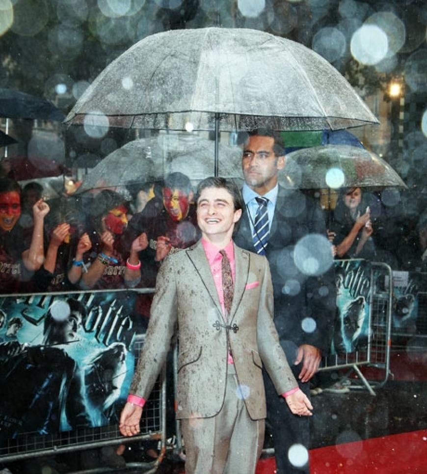Was für ein Wetter, doch Daniel Radcliffe lässt sich nicht aus der Ruhe bringen