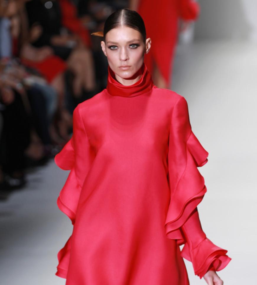 Frida Giannini bringt diesen Sommer für Gucci den Seventies-Look zurück auf den Runway. Rüschen und Volants dürfen dabei natürlich nicht fehlen am besten in leuchtend monochromen Farben.