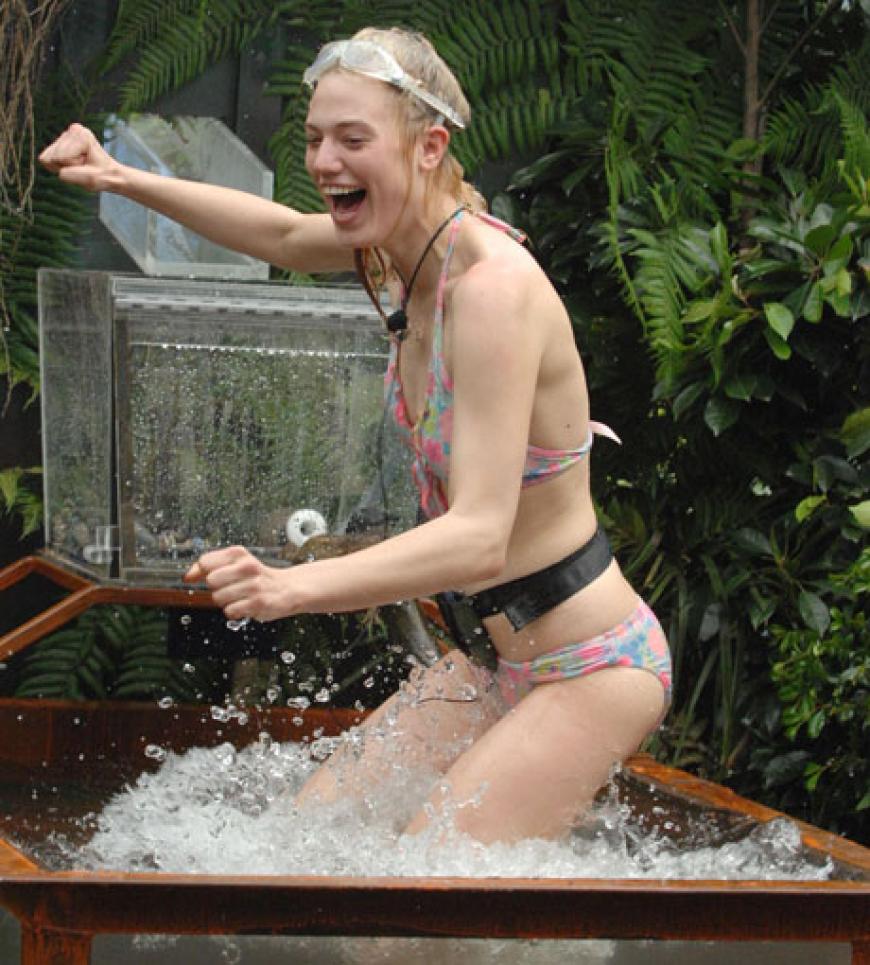 Sie muss sich in einen Tank setzen, ihr Kopf kommt in ein Behältnis. Fünf Minuten muss sie es darin aushalten, während Larissa Flusskrebse, Riensenkröten, Aale und Wasserspinnen über sie gekippt werden. Sie holt fünf Sterne!