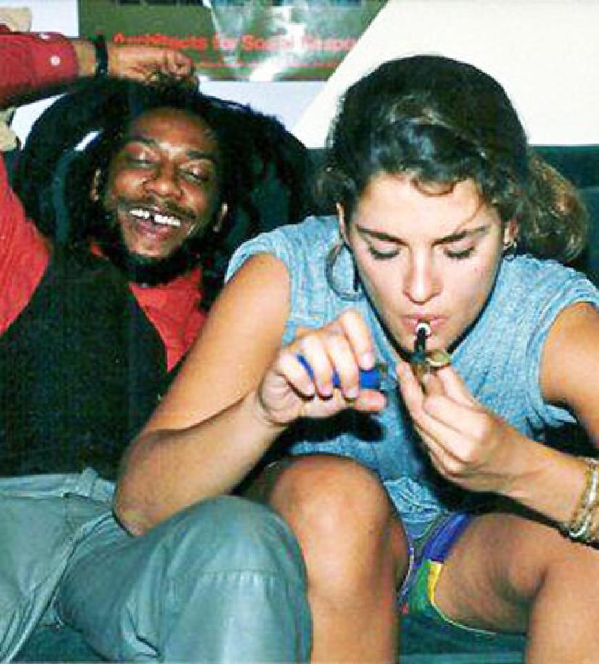 Das soll Brooke Shields mit dem Reggae-Künstler H.R. sein...