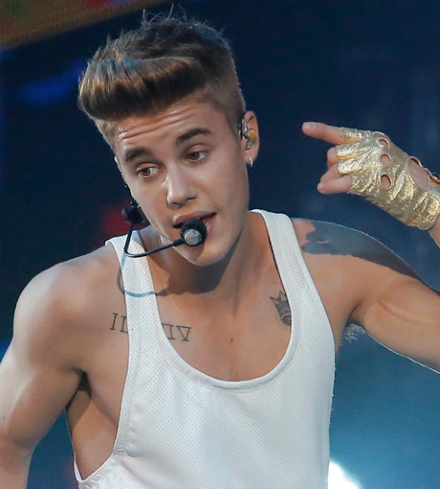 ... außerdem wird sein Promi-Verhalten langsam für viele arrogant. Der Teenie-Star ist überheblich, lässt Fans warten und macht mit vielen anderen Dingen mehr negative als positive Schlagzeilen. Endet Justin so wie viele andere Kinderstars vor ihm auch schon?