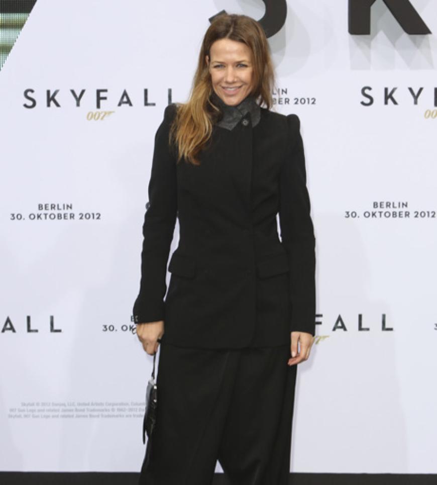 Elegant und lässig passt leider nicht immer. Mit diesem Outfit von Martin Margiela für H&M hat Schauspielerin Alexandra Neldel wohl zu viel gewollt.