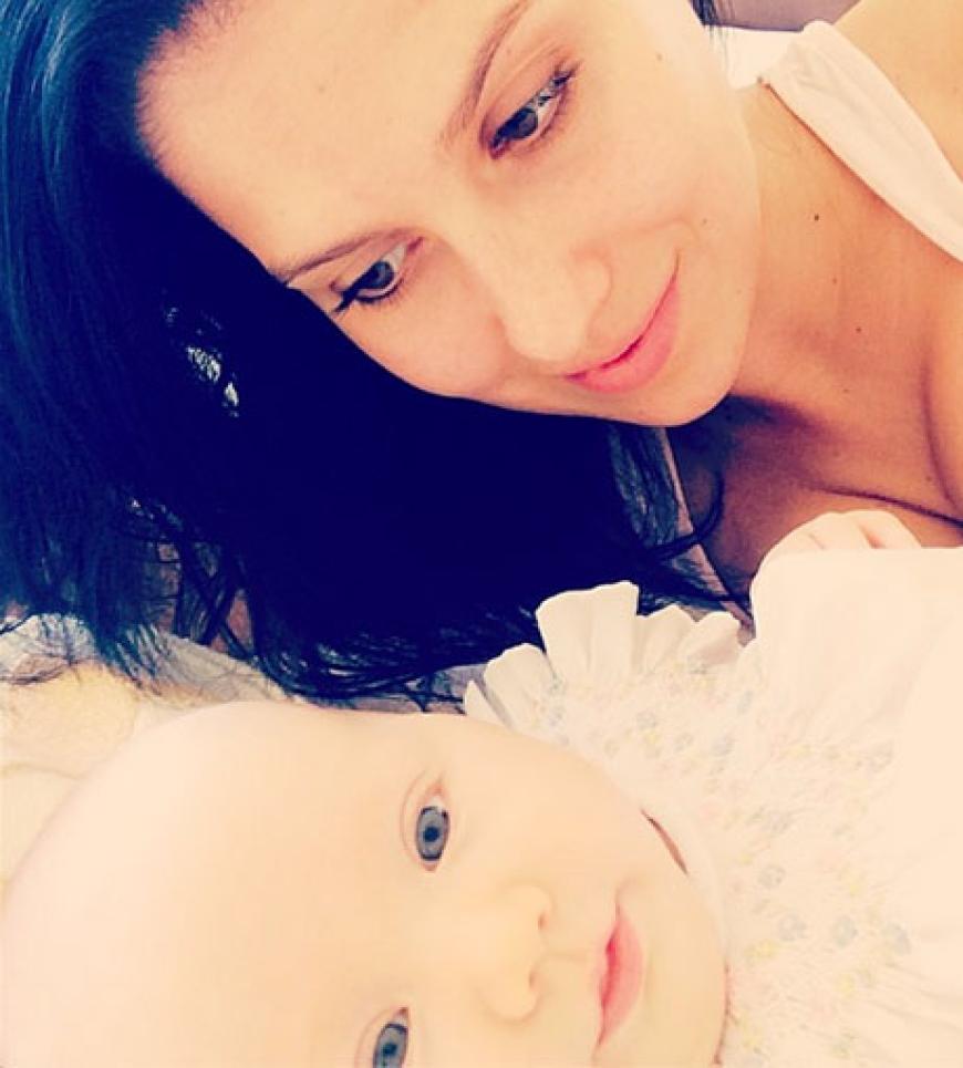 OMG! Wie süß! Hilaria Baldwin zeigt auf Instagram ihr süßes Töchterchen Carmen Gabriela, das schon drei Monate alt ist