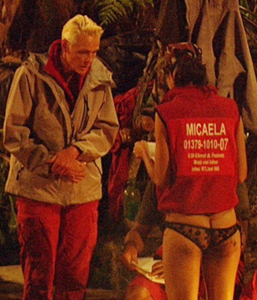 Brigitte ist gerührt von der Liebeserklärung ihres Mannes, die Micaela ihr vorliest