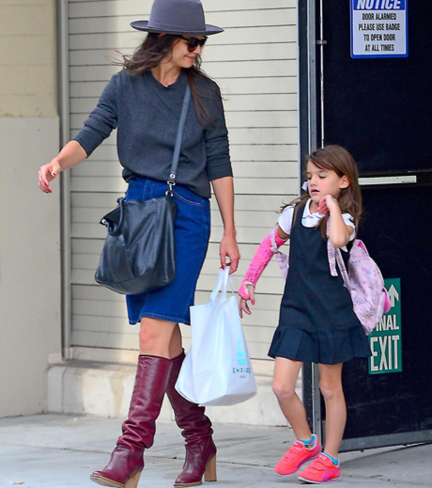 Mami mit Hut, Kind mit pinkem Gips: Katie Holmes bringt Töchterchen Suri zur Schule...