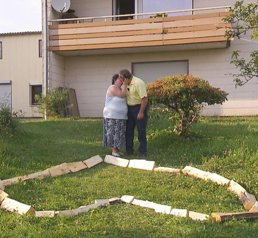 Noch romantischer wird es, als Albert sie in einem Herz aus Holz unter Tränen fragt, ob sie wiederkommen möchte