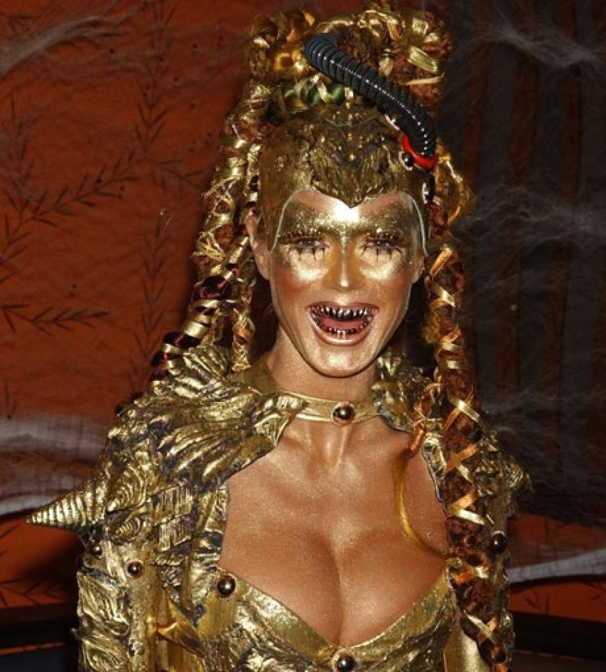 2003 kommt Heidi Klum in einem hautengenen Gold-Outfit und fiesem Gebiss zu ihrer Party ...