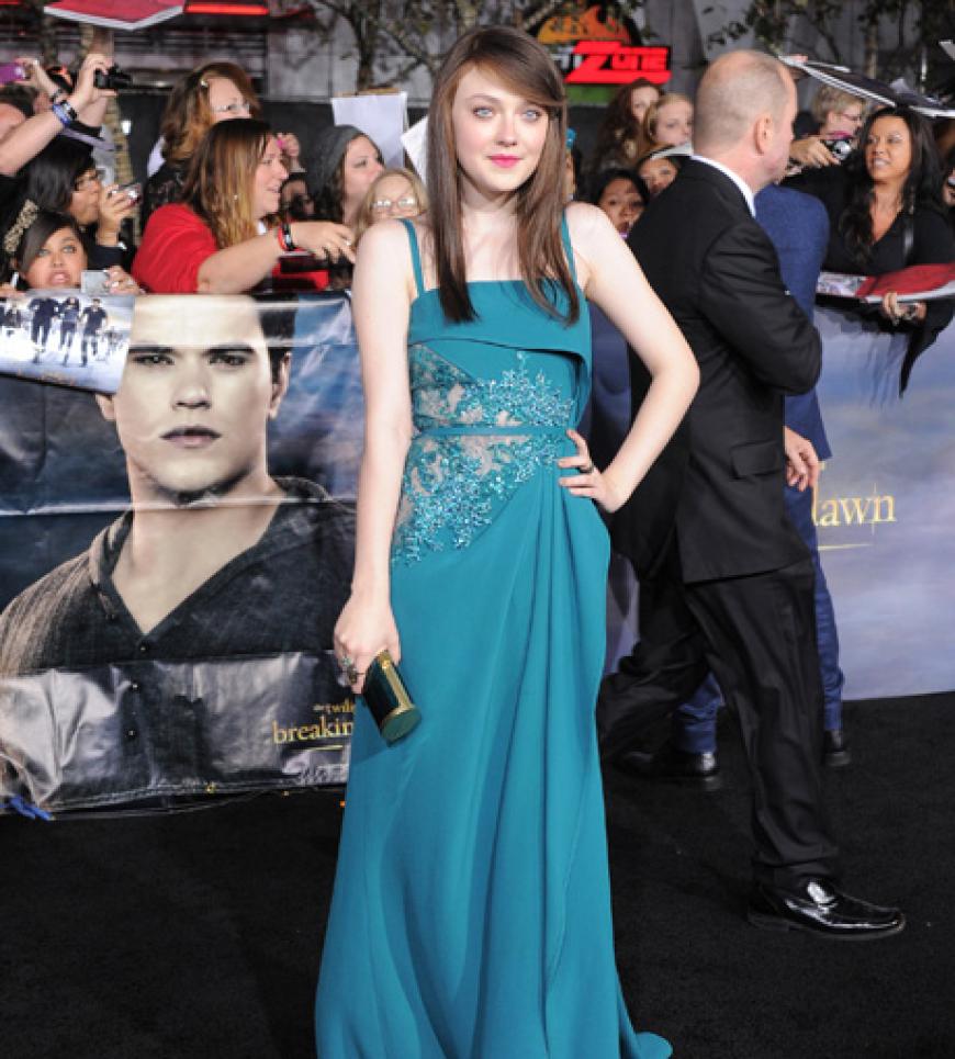 Dakota Fanning präsentiert ihre dunkle Mähne