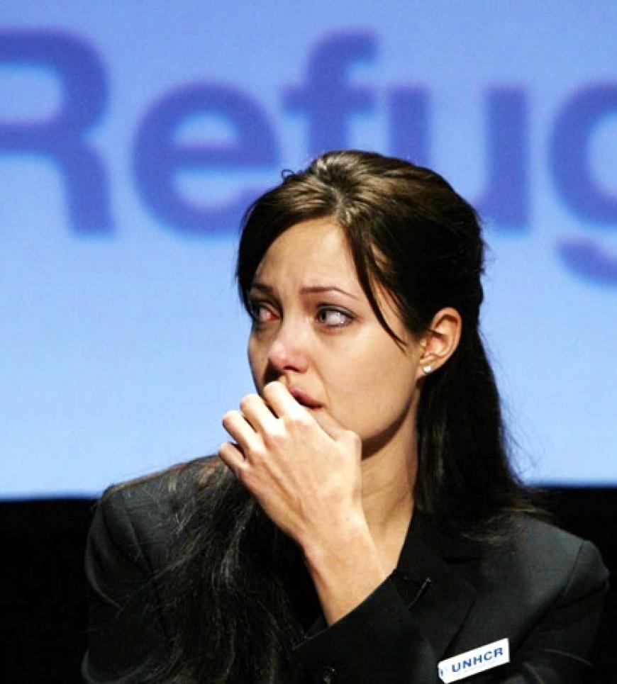 Am 20.6.2003 kämpft sie bei einer Pressekonferenz zum Weltflüchtlingstag in Washington mit den Tränen