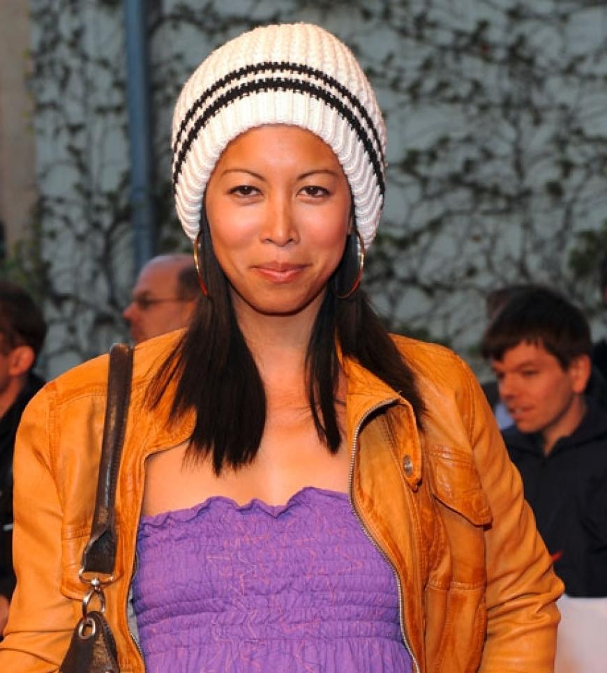 Minh-Khai Phan-Thi betont ihre dunklen Haare mit einem Modell in Weiß