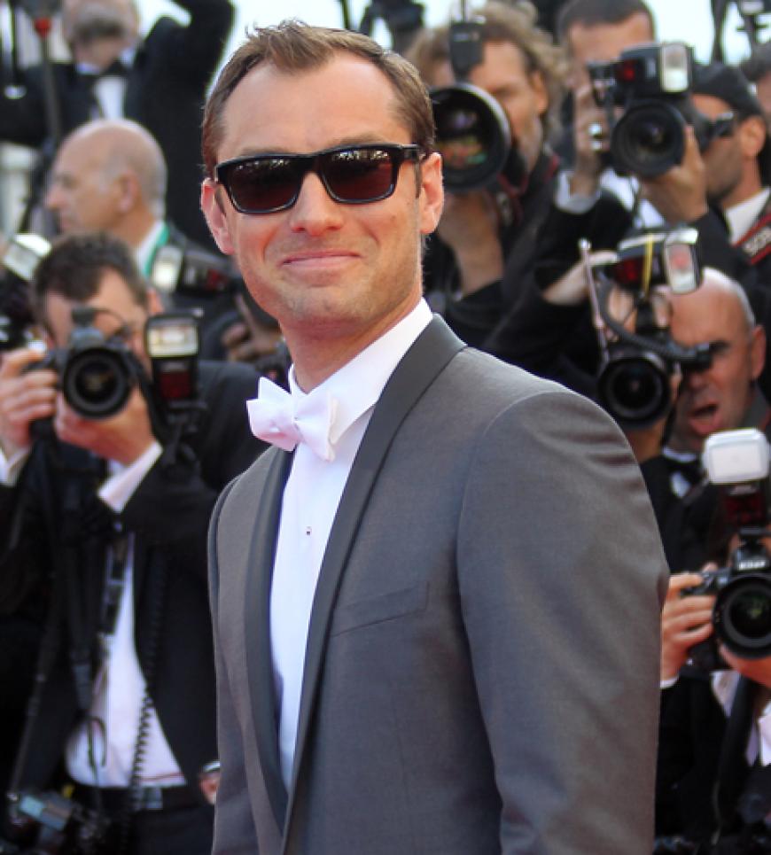 Jude Law mit Sonnenbrille. Soll die etwa die ersten Müdigkeiterscheinungen kaschieren?