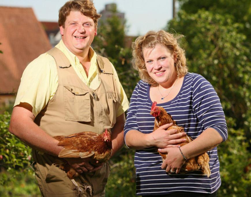 Bereitwillig macht die alleinerziehende Mutter alles mit und punktet damit mächtig bei dem Milchbauer