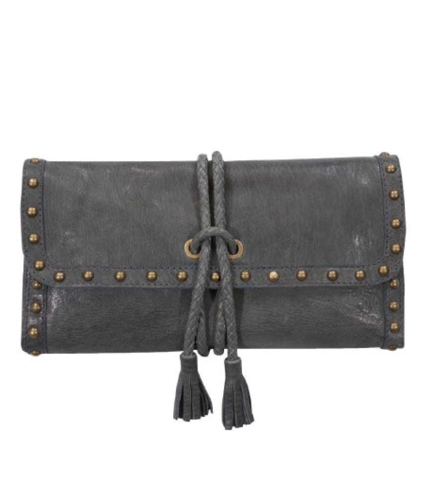 Pochette mit Nieten und Kordelverschluss von Massimo Dutti, ca. 90 Euro