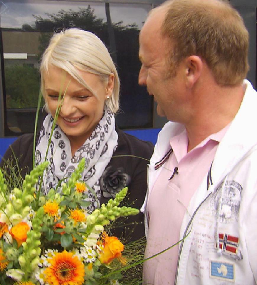 Der kernige Kartoffelbauer Clemens holt Physiotherapeutin Sandra mit einem Riesenblumenstrauß vom Bahnhof ab