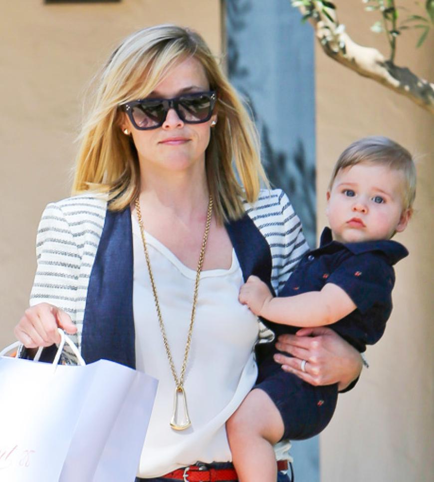 Der kleine Tennessee James hat die großen blauen Augen von Mama Reese Witherspoon geerbt, die nach ihrer Verhaftung wieder erblondet ist und sich ihren Pflichten als Mama widmet
