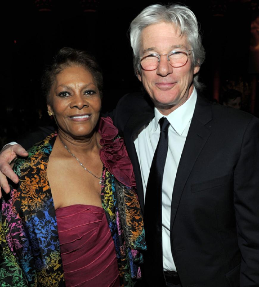 Dionne Warwick und Hollywood-Star Richard Gere stellen sich für ein Foto auf