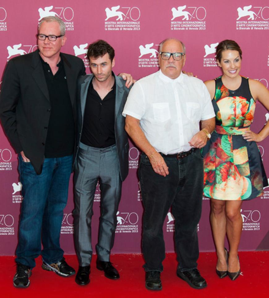 Regisseur Paul Schrader, Bret Easton Ellis, Tenille Houston und James Deen posieren für die Presse bei dem Fototermin von