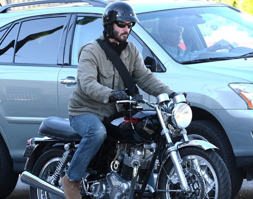 Brumm, bruuuum: Er ist cooler als die Polizei erlaubt - auch mit Motorradhelm. Hollywood-Star Keanu Reeves ist auf seinem´ Zweirad unterwegs durch Los Angeles