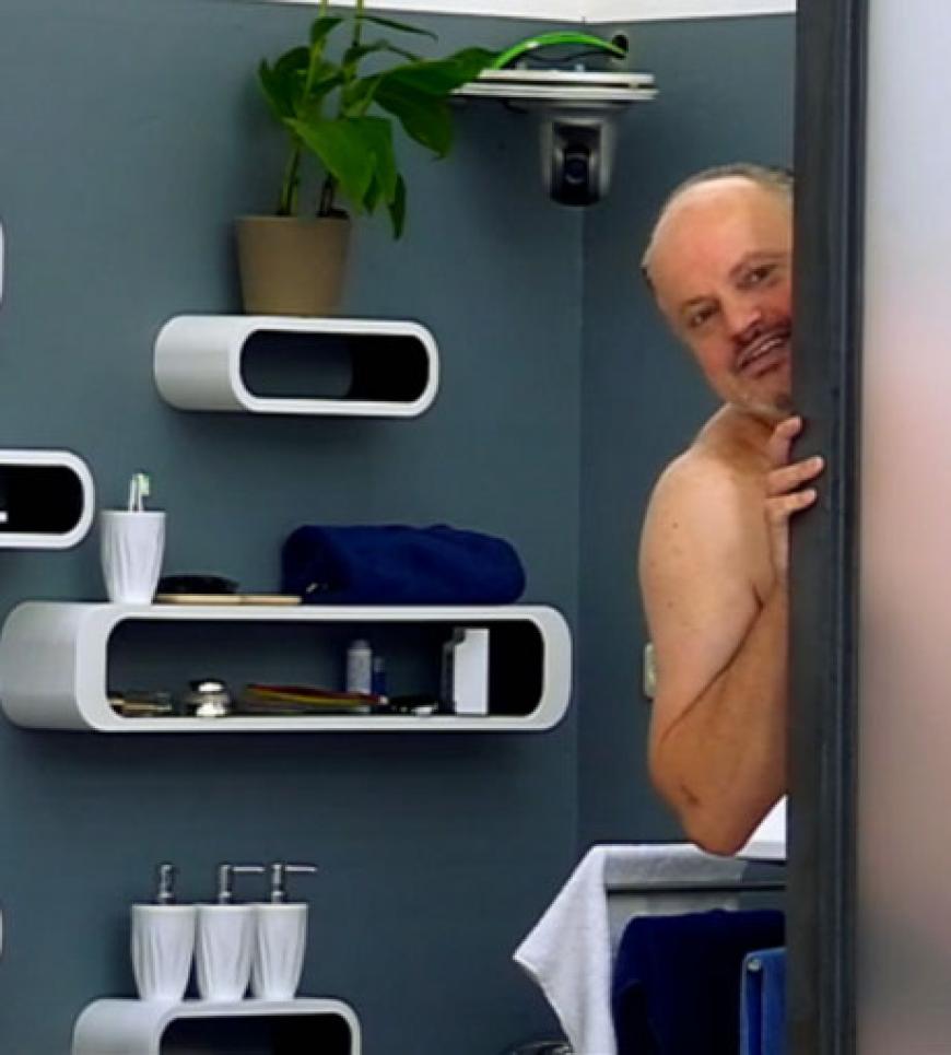 Guckuck! Hubert macht sich im Container nicht nur Freunde