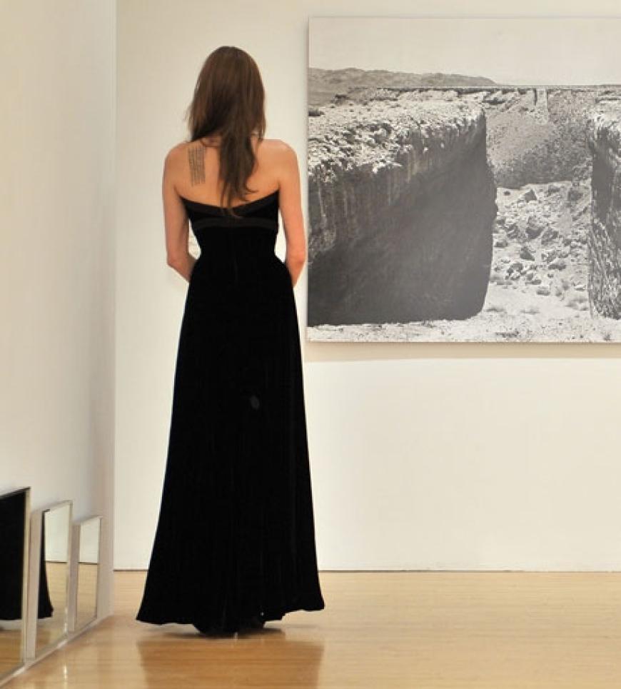 Wunderschön: Angelina Jolie kam im schulterfreien schwarzen Abendkleid von Armani privé