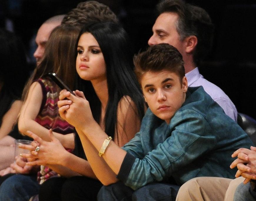 Basketball-Fans - das Paar genießt das Spiel. Bieber findet auch, man solle erst mit jemandem schlafen, wenn man die Person liebt. Sex vor der Ehe ist somit für ihn trotzdem okay