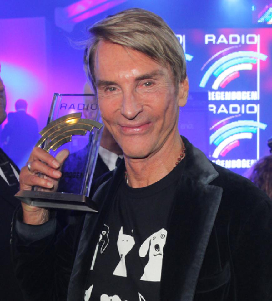 Kam zwar viel zu spät - freute sich dennoch über seinen Award. Stargast Wolfgang Joop wurde als