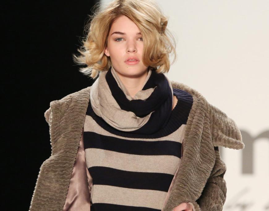 Model Luisa Hartema auf dem Catwalk