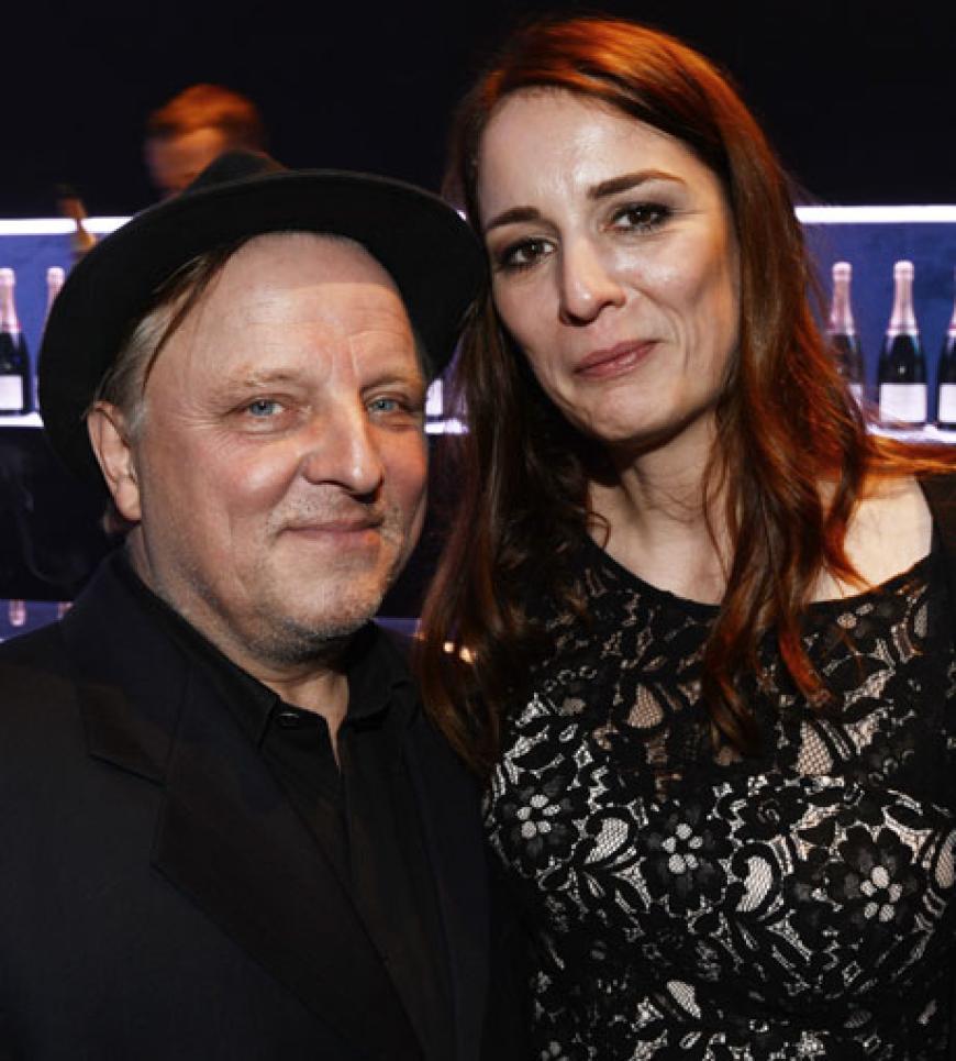 Fluppe in der Hand, Hut auf dem Kopf - und eine echte Lady im Arm: Axel Prahl mit seiner Freundin Silja auf einer Party in Berlin Fluppe in der Hand, Hut auf dem Kopf - und eine echte Lady im Arm: Axel Prahl mit seiner Freundin Silja auf einer Party in Berlin