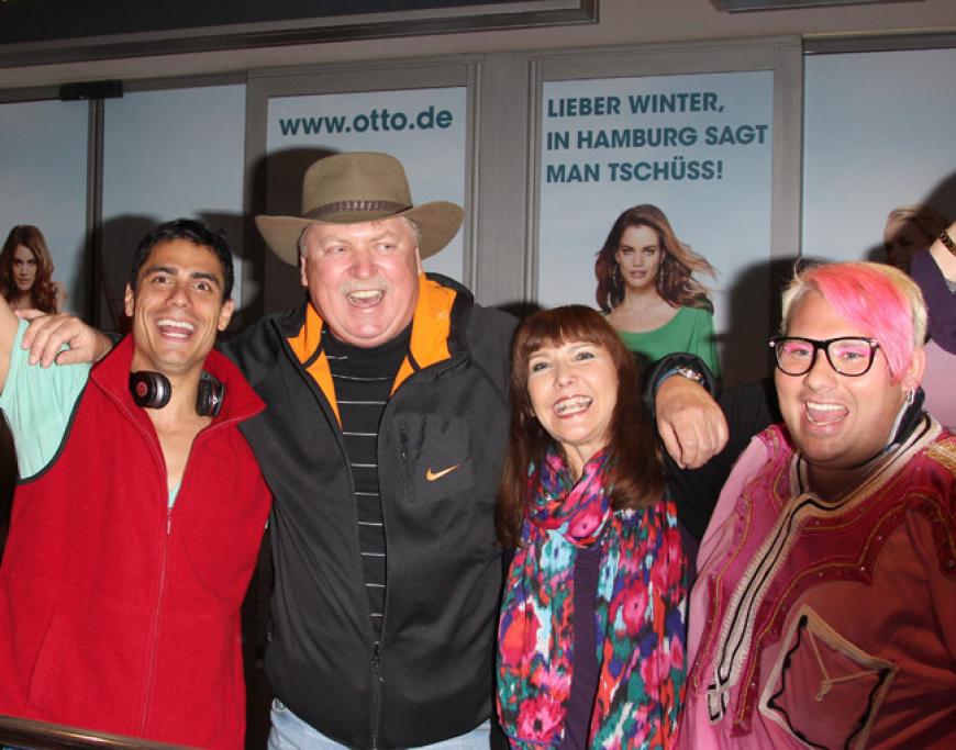 Gruppenfotooooo: Klaus Baumgart und FrauIlona, Sven Florijan (Assistent von Olivia Jones) und Silva Gonzalez in Hamburg
