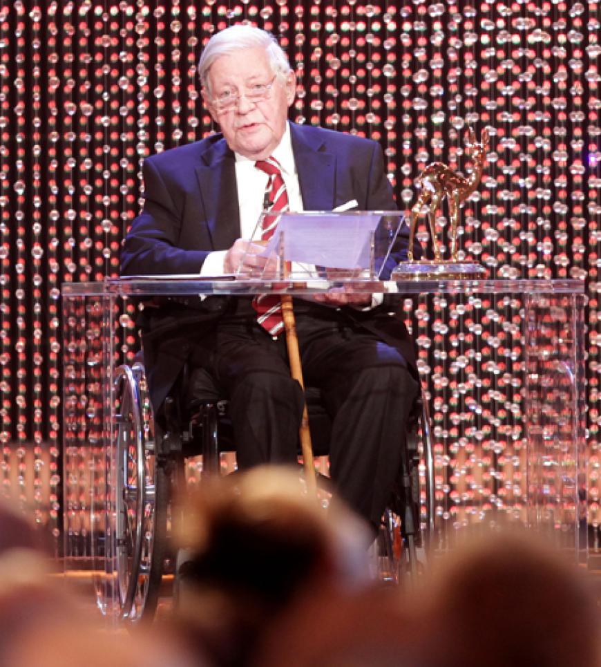 Bewegendster Moment der Bambi-Verleihung: Alt-Bundeskanzler Helmut Schmidt nimmt den Millennium Bambi 2011 entgegen