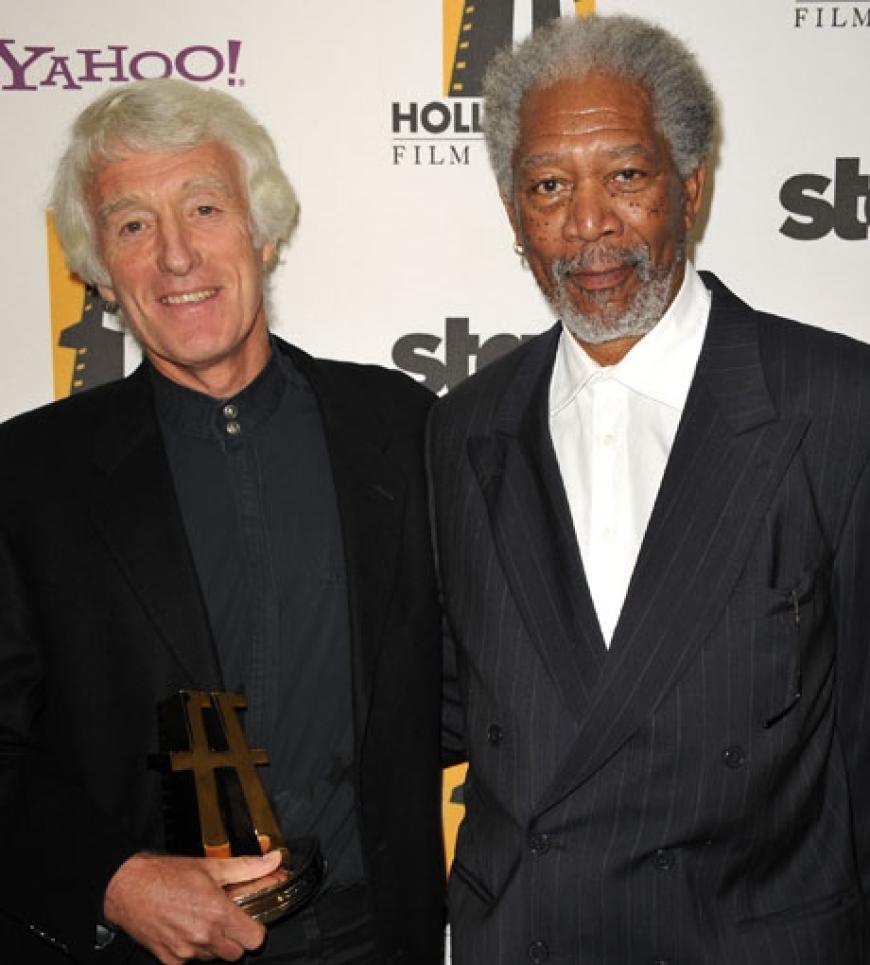Roger Deakins gewann den Award als bester Kameramann. Mit ihm freute sich Schauspieler Morgan Freeman
