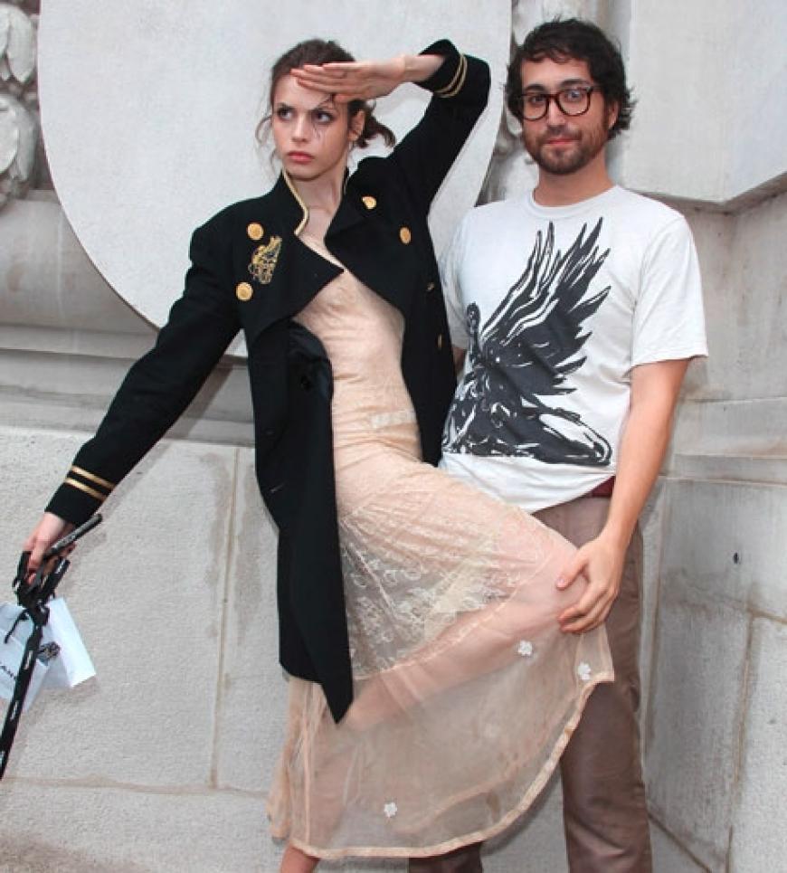 Sean Lennon posiert mit seiner Freundin, dem Supermodel Kemp Muhl