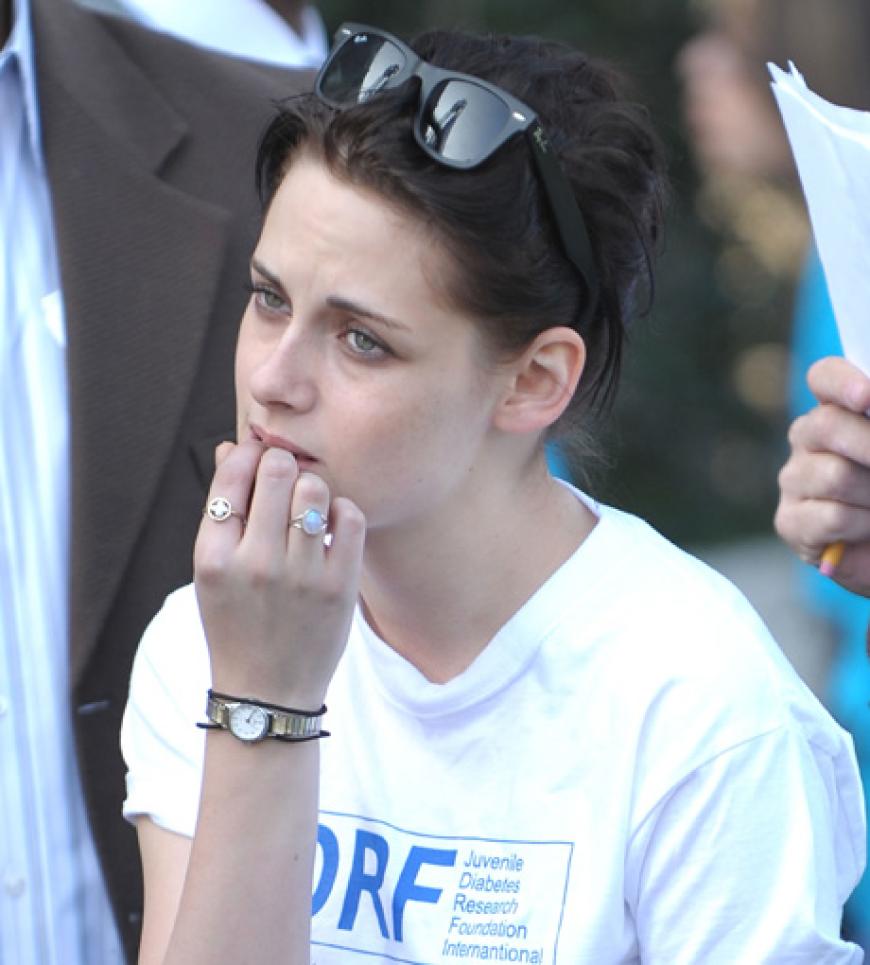 Auch ein Superstar hat Macken: Kristen kaut Fingernägel